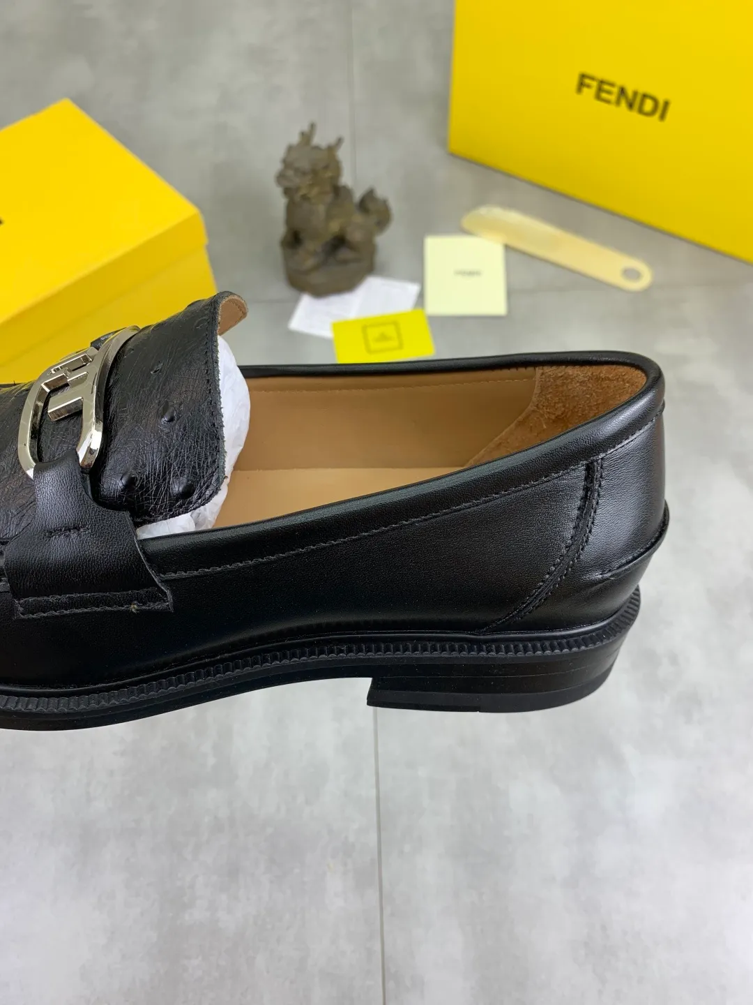 ​Men's shoes 💰P480💰[New model] Water dyed cowhide 🆘 The latest FENDI (Fendi) new casual leather shoes 🕶️🕶️Simple routing effect, showing an elegant and cool driving shoe 🎬Made of Italian 🇮🇹 imported calfskin + first-layer water-dyed cowhide lining🐂Excellent material🎬Detailed workmanship 🤗Comfortable foot feel➰➰. ​Pair it with any outfit to show your taste and temperament, low-key luxury ♻️Design ​simple and elegant ​noble and fashionable 🍃​Very loved and favored by trendy men 💓❤️Size: 38-44 Black available